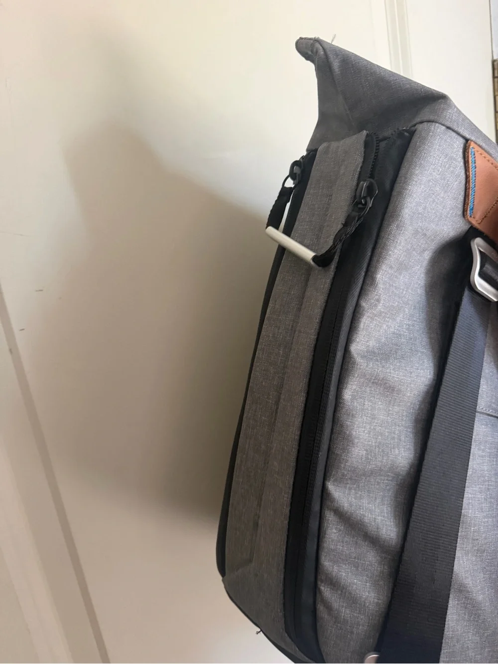 Peak Design stylish grey